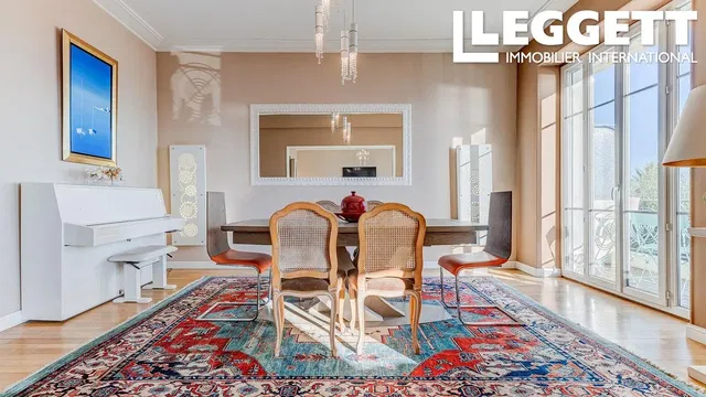Living room; wood floor, natural light, modern style, high ceiling
