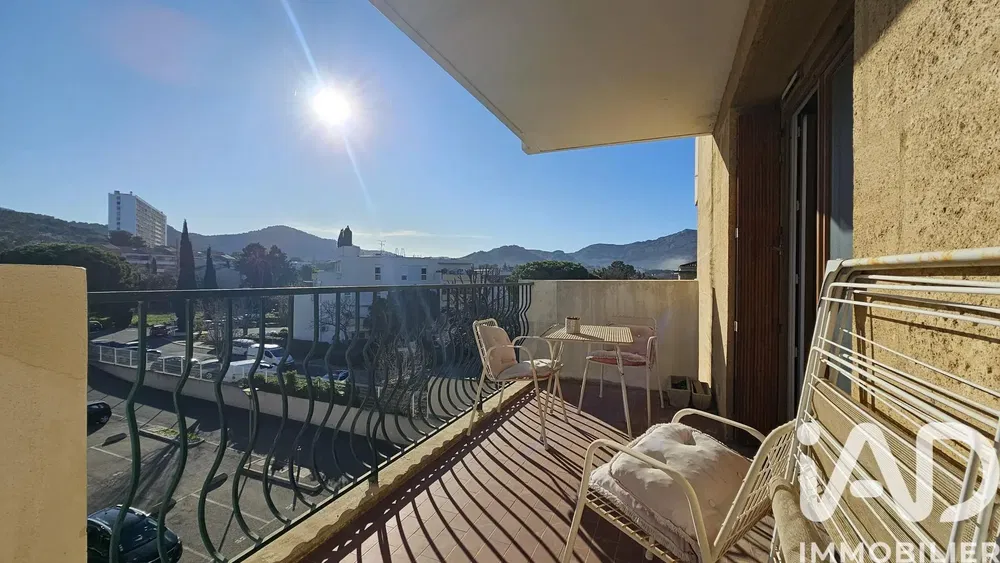 Cuisine; électroménager, parquet, lumière naturelle, style moderne, rénové