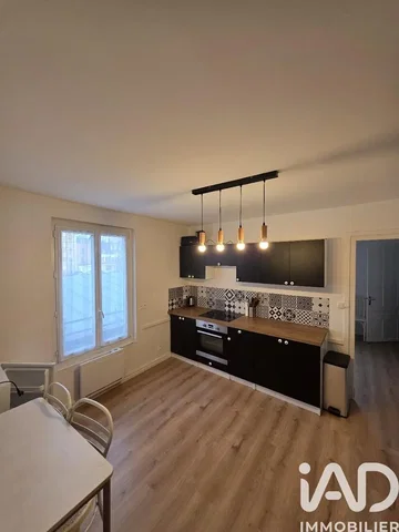 Living room; wood floor, natural light, modern style, high ceiling
