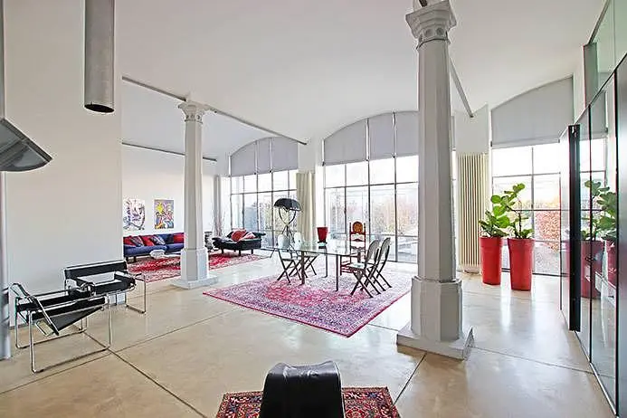 Дневна соба; дрвени под, природно светло, модерни стил, високи плафони