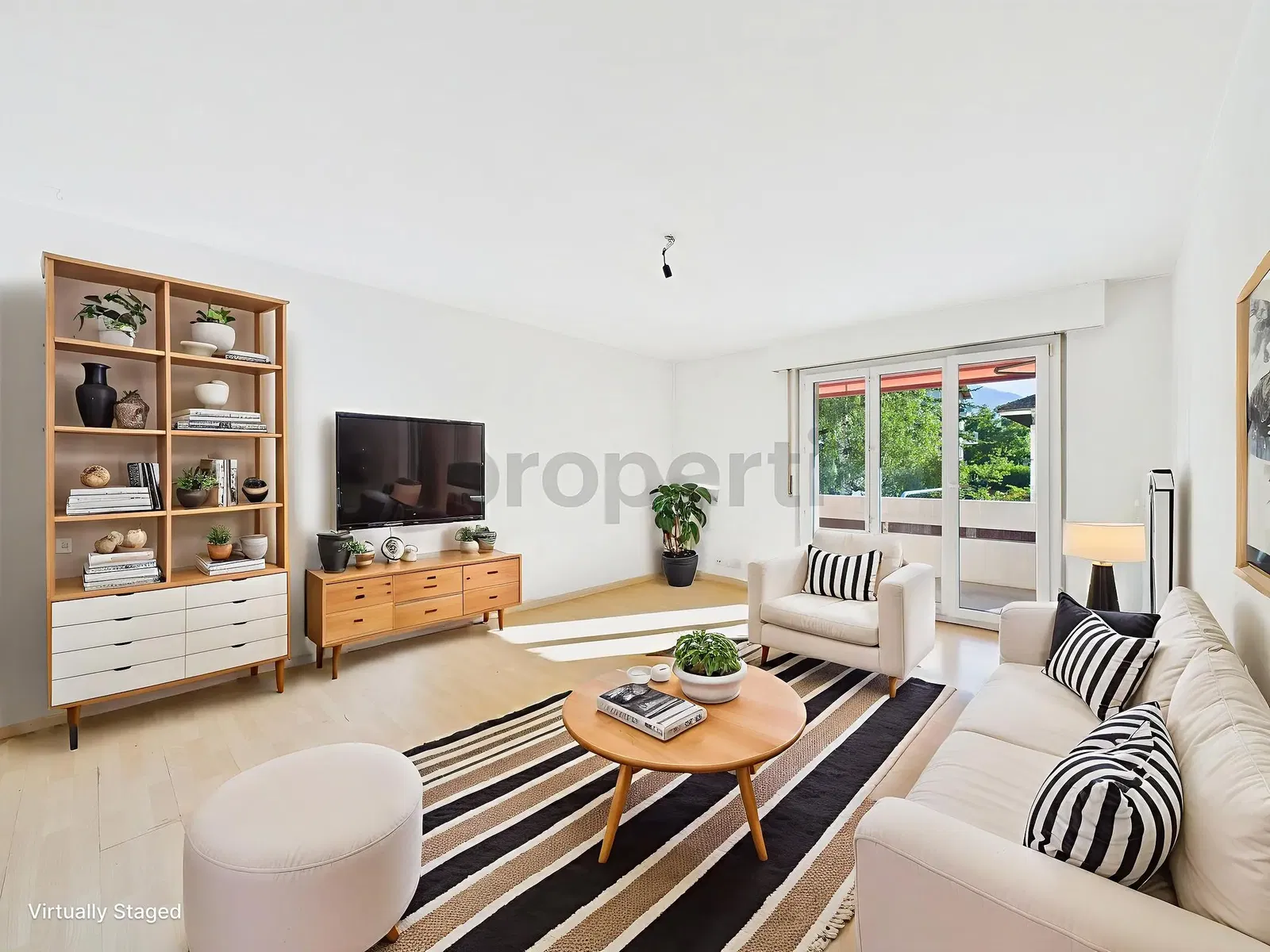 Salon; parquet, lumière naturelle, style moderne, hauteur sous plafond