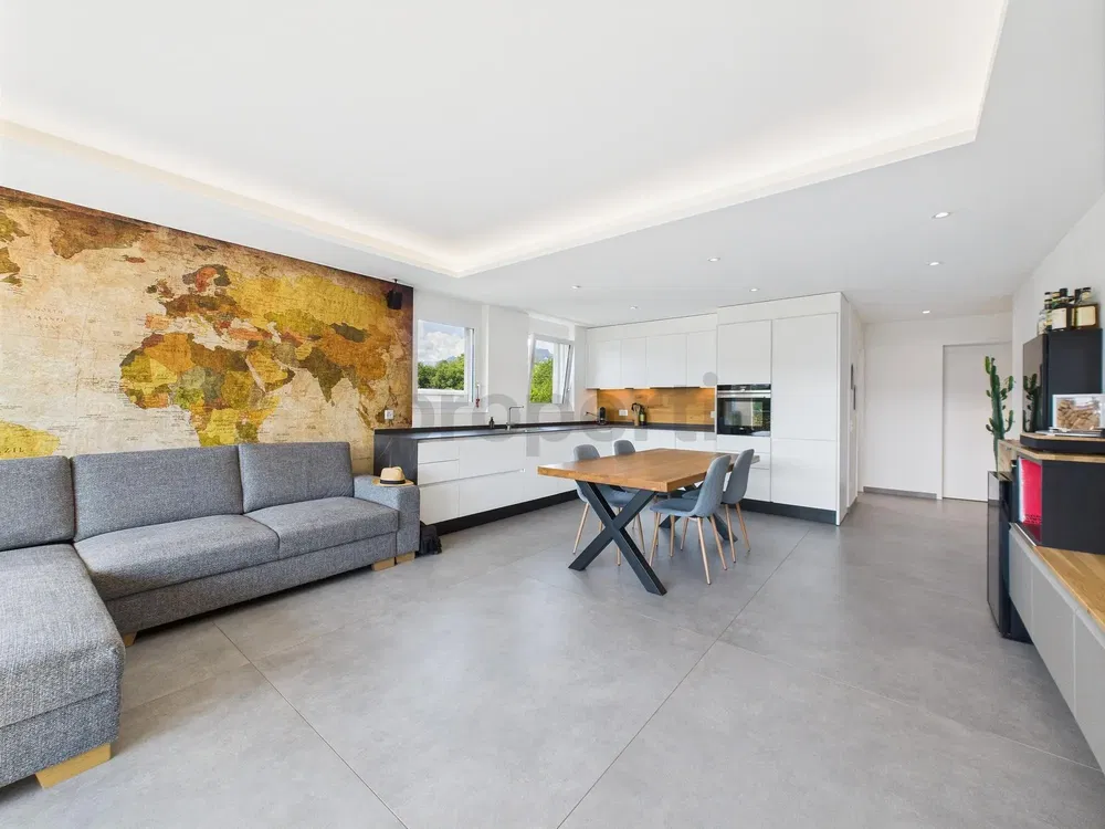 Σαλόνι; ξύλινο πάτωμα, φυσικό φως, μοντέρνο στυλ, ψηλά ταβάνια