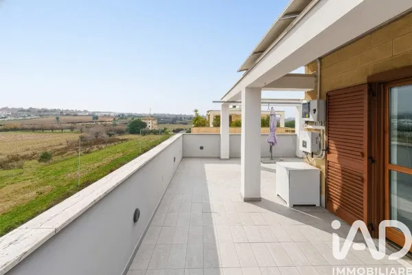 Σαλόνι; ξύλινο πάτωμα, φυσικό φως, μοντέρνο στυλ, ψηλά ταβάνια