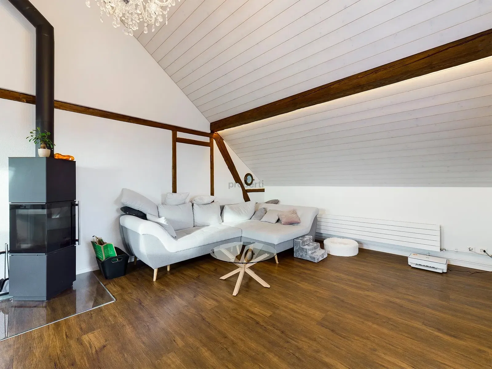 Wohnzimmer; holzboden, tageslicht, moderner stil, hohe decken