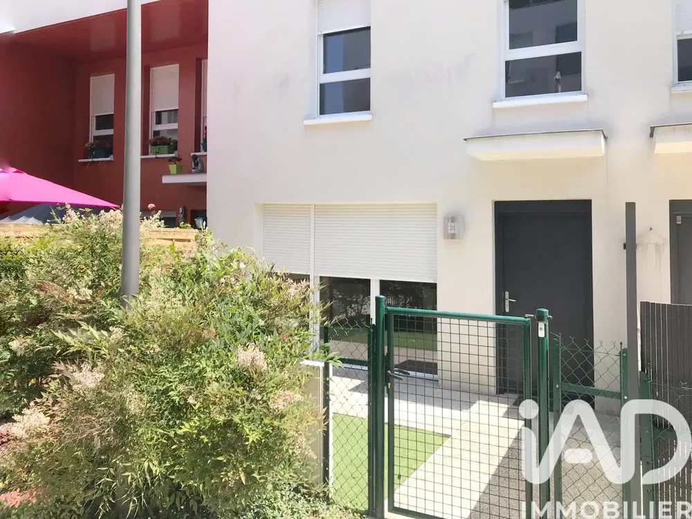 Дневна соба; дрвени под, природно светло, модерни стил, високи плафони