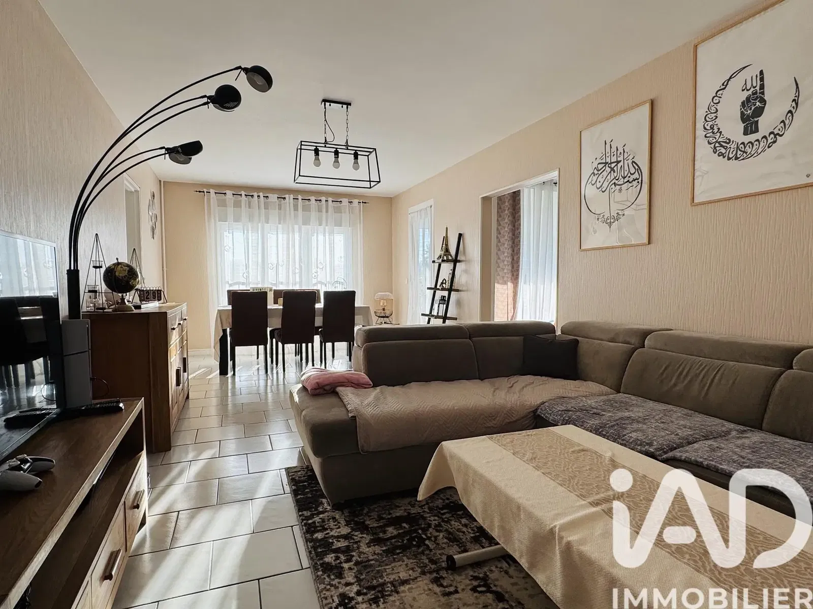 Дневна соба; дрвени под, природно светло, модерни стил, високи плафони