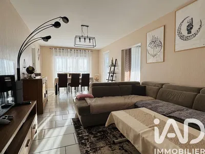 Дневна соба; дрвени под, природно светло, модерни стил, високи плафони