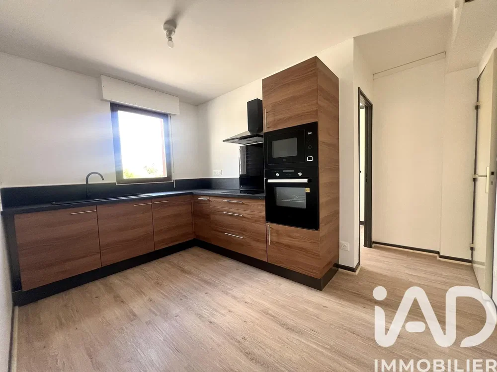 Salon; parquet, lumière naturelle, style moderne, hauteur sous plafond