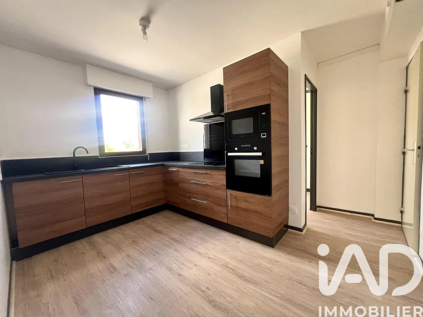 Salon; parquet, lumière naturelle, style moderne, hauteur sous plafond