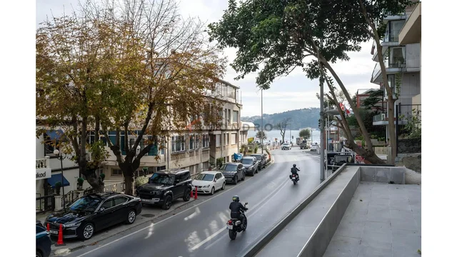 Kuchyňa; kuchynské spotrebiče, drevená podlaha, prirodzené svetlo, moderný štýl, po rekonštrukcii