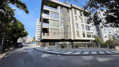 Хол; дървен под, естествена светлина, модерен стил, високи тавани