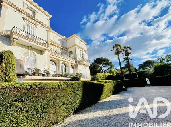 Дневна соба; дрвени под, природно светло, модерни стил, високи плафони