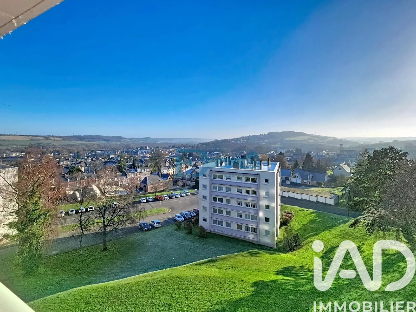 Σαλόνι; ξύλινο πάτωμα, φυσικό φως, μοντέρνο στυλ, ψηλά ταβάνια