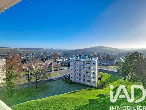 Obývací pokoj; dřevěná podlaha, přirozené světlo, moderní styl, vysoké stropy