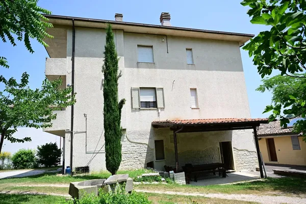 Salon; parquet, lumière naturelle, style moderne, hauteur sous plafond