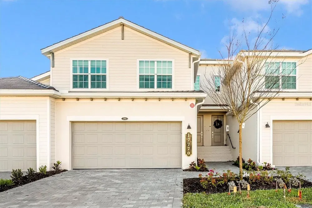 Σαλόνι; ξύλινο πάτωμα, φυσικό φως, μοντέρνο στυλ, ψηλά ταβάνια