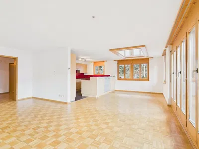 Dnevni boravak; drveni pod, prirodna svjetlost, moderan stil, visoki stropovi