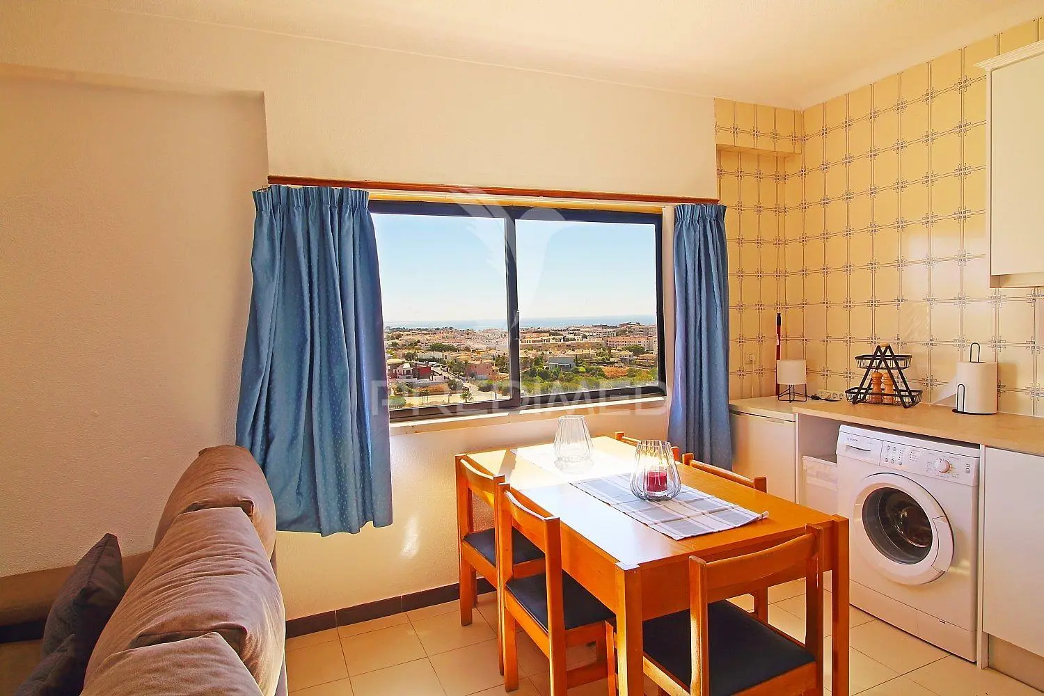 Sala de estar; chão de madeira, luz natural, estilo moderno, teto alto