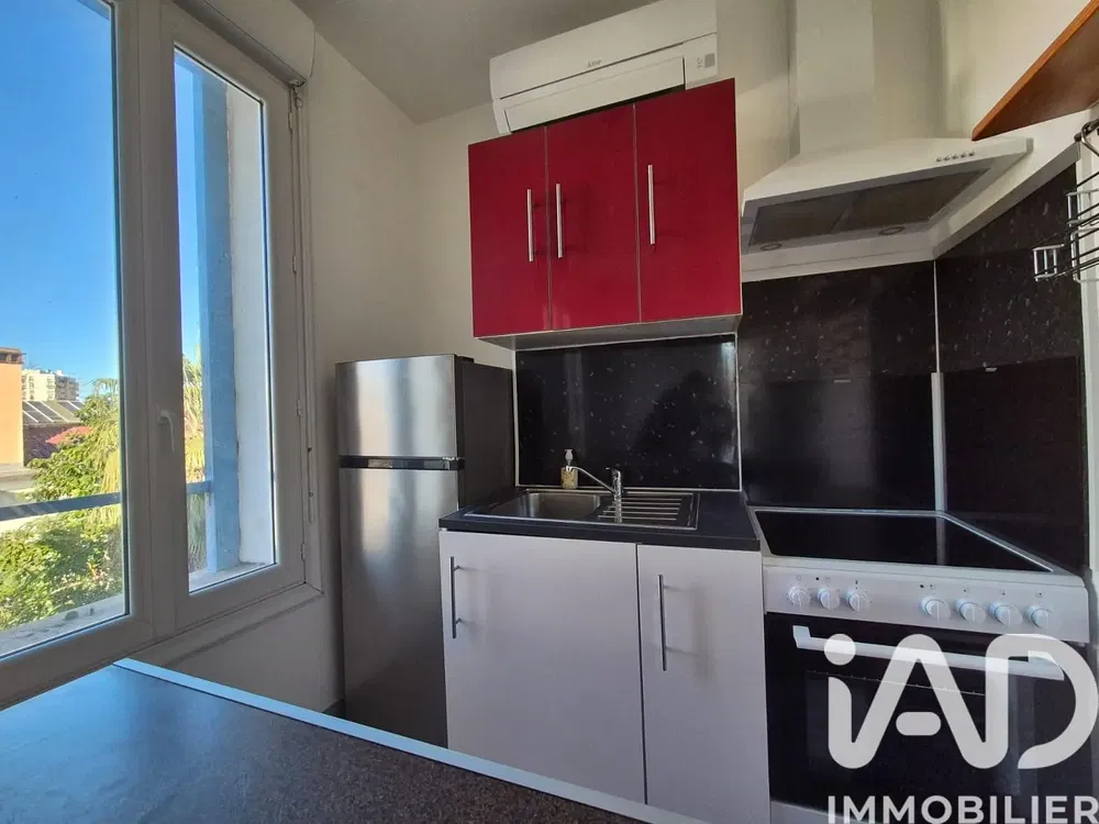 Дневна соба; дрвени под, природно светло, модерни стил, високи плафони