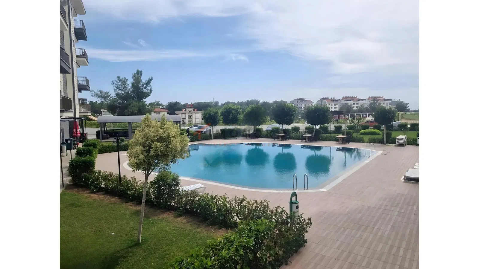 Кухня; кухненски уреди, дървен под, естествена светлина, модерен стил