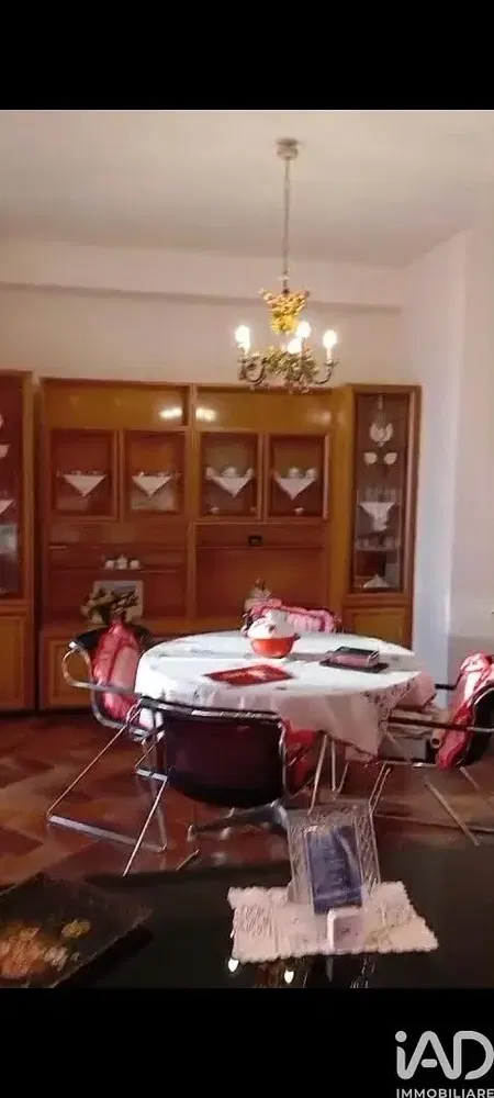 Dnevna soba; drveni pod, prirodno svjetlo, moderni stil, visoki plafoni