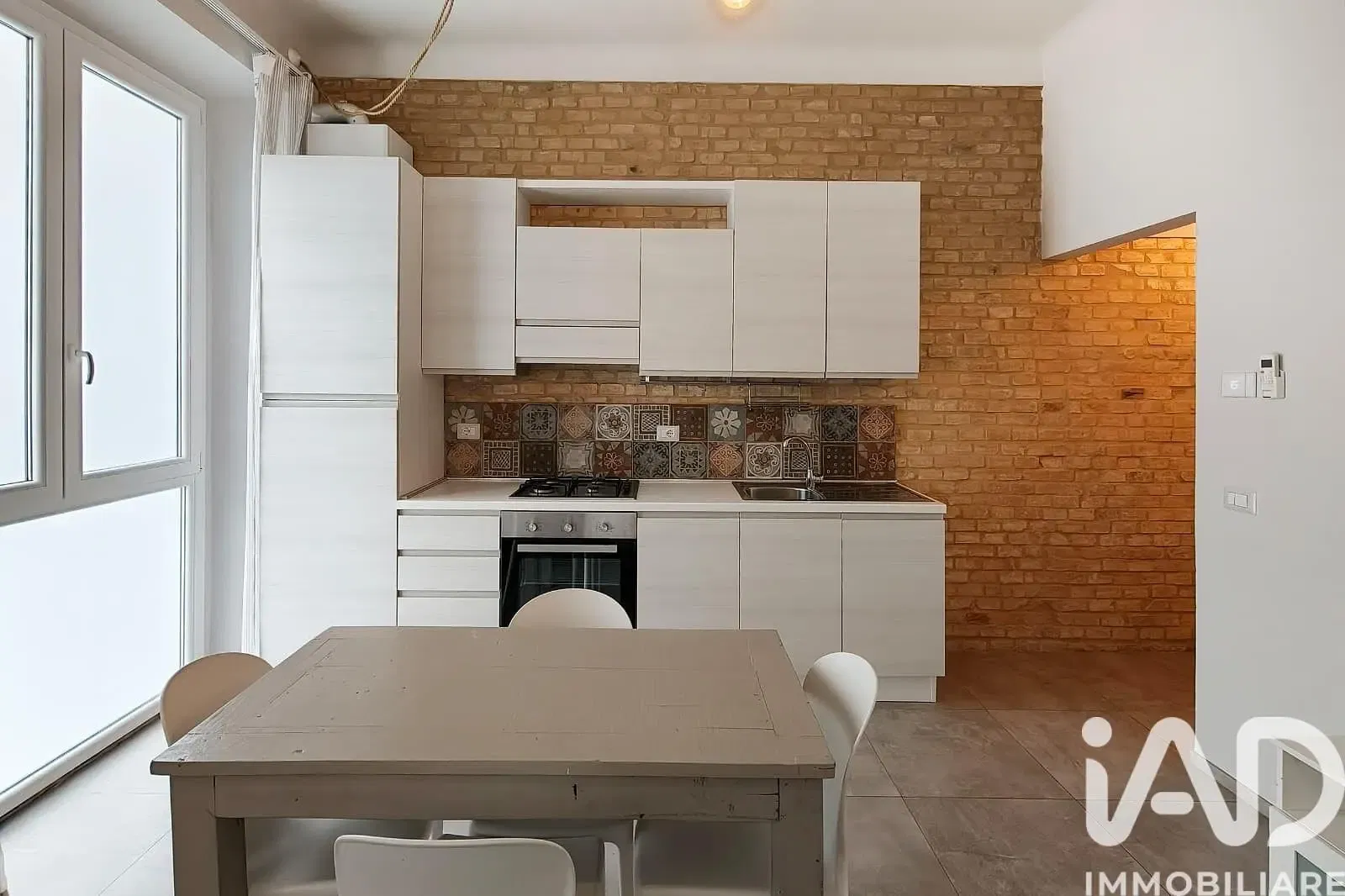 Wohnzimmer; holzboden, tageslicht, moderner stil, hohe decken