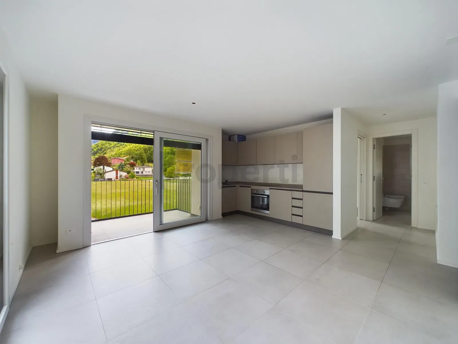 Σαλόνι; ξύλινο πάτωμα, φυσικό φως, μοντέρνο στυλ, ψηλά ταβάνια