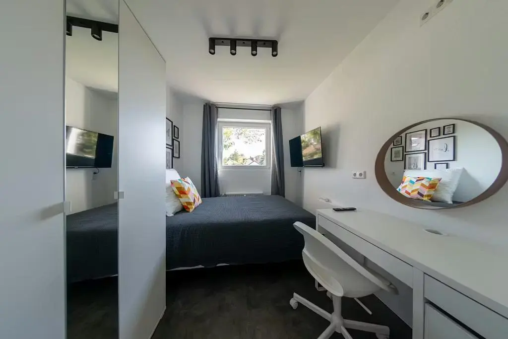 Wohnzimmer; holzboden, tageslicht, moderner stil, hohe decken