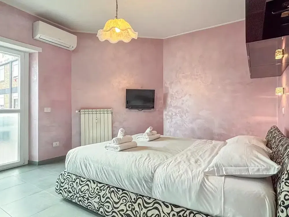 Woonkamer; houten vloer, natuurlijk licht, moderne stijl, hoge plafonds