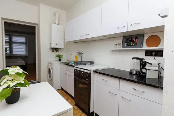 Woonkamer; houten vloer, natuurlijk licht, moderne stijl, hoge plafonds