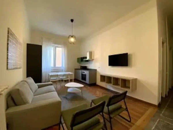 Soggiorno; pavimento in legno, luce naturale, stile moderno, soffitti alti