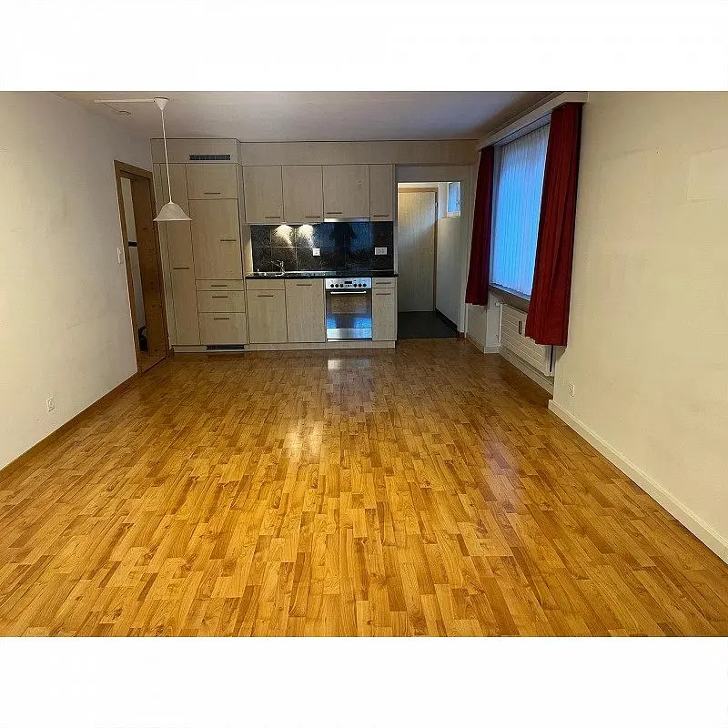 Wohnzimmer; holzboden, tageslicht, moderner stil, hohe decken