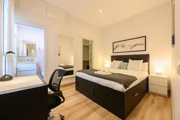 Wohnzimmer; holzboden, tageslicht, moderner stil, hohe decken