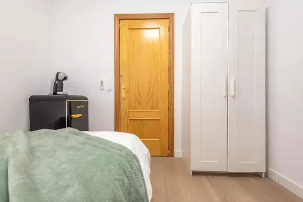 Sala de estar; chão de madeira, luz natural, estilo moderno, teto alto