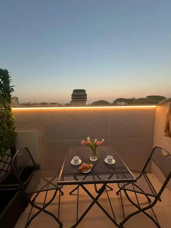 Woonkamer; houten vloer, natuurlijk licht, moderne stijl, hoge plafonds