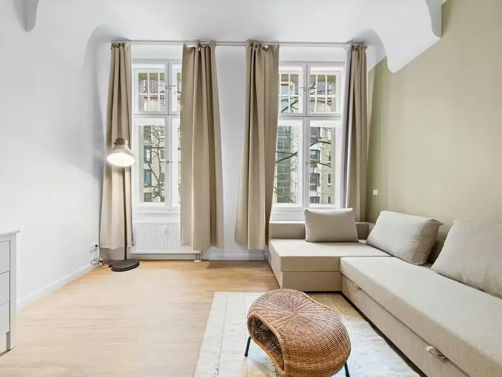 Dnevna soba; drveni pod, prirodno svjetlo, moderni stil, visoki plafoni