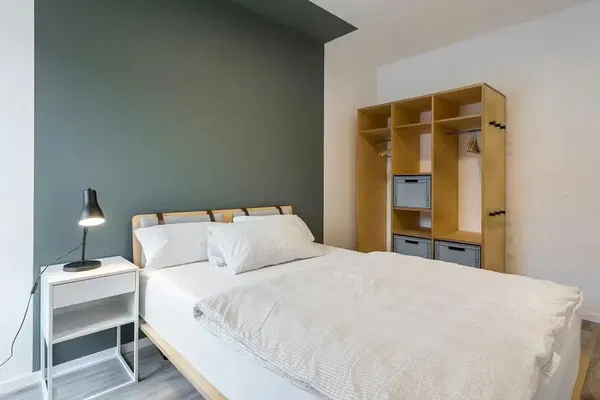 Woonkamer; houten vloer, natuurlijk licht, moderne stijl, hoge plafonds