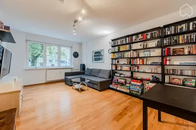 Woonkamer; houten vloer, natuurlijk licht, moderne stijl, hoge plafonds