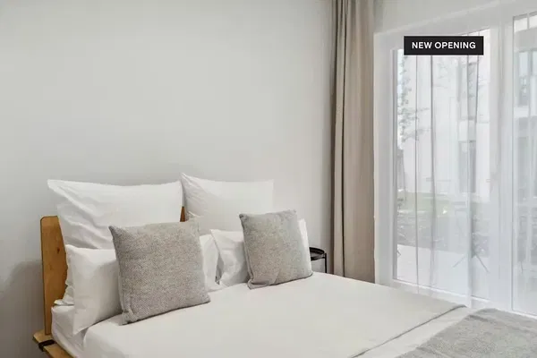 Woonkamer; houten vloer, natuurlijk licht, moderne stijl, hoge plafonds