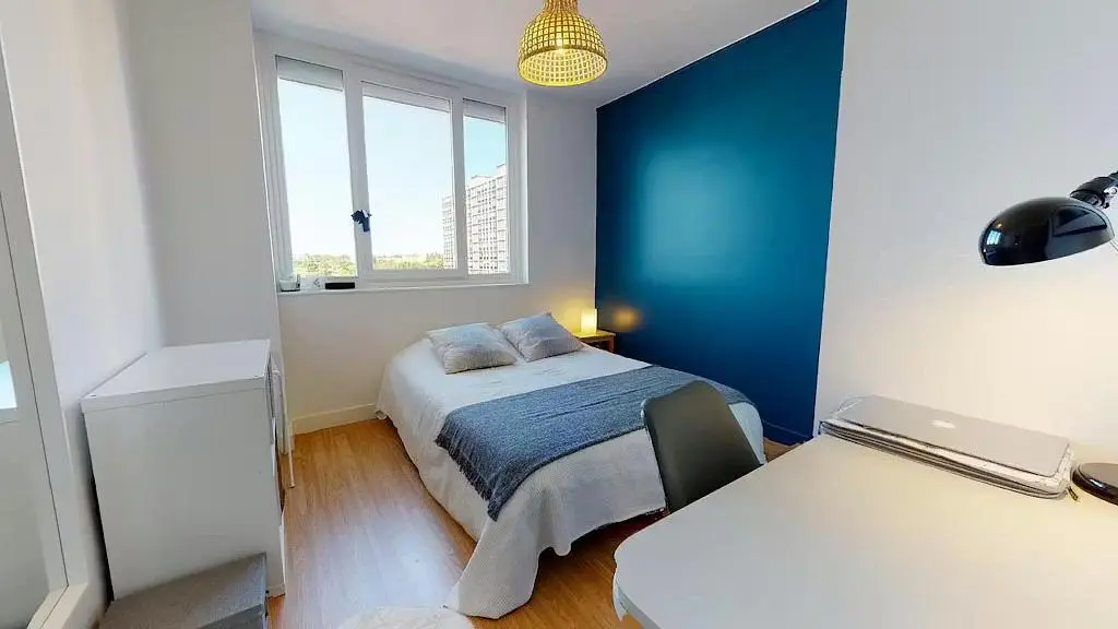 Oturma odası; ahşap zemin, doğal ışık, modern stil, yüksek tavan