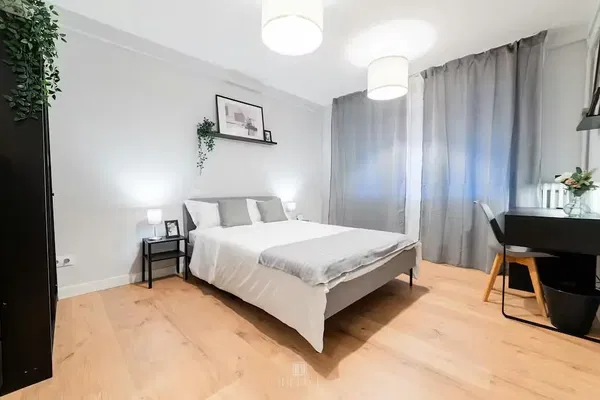 Wohnzimmer; holzboden, tageslicht, moderner stil, hohe decken