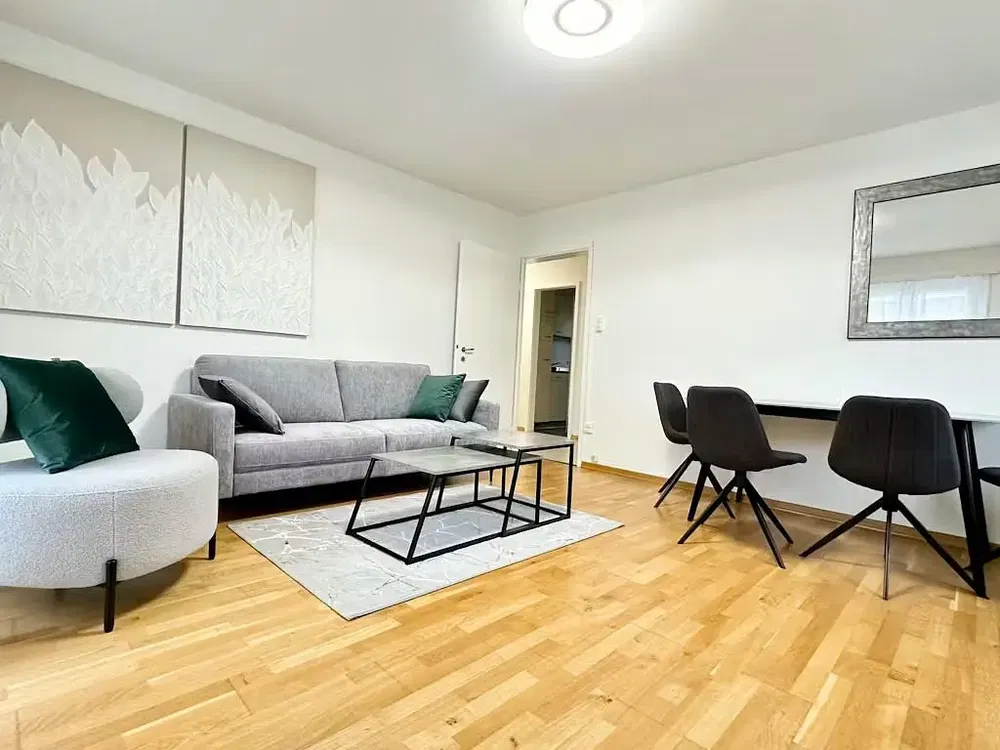 Wohnzimmer; holzboden, tageslicht, moderner stil, hohe decken