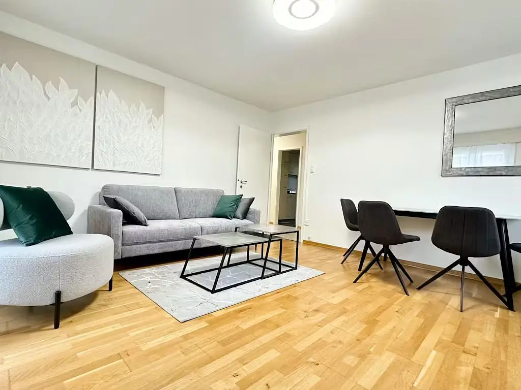 Σαλόνι; ξύλινο πάτωμα, φυσικό φως, μοντέρνο στυλ, ψηλά ταβάνια