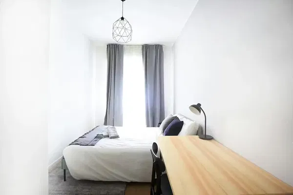 Soggiorno; pavimento in legno, luce naturale, stile moderno, soffitti alti