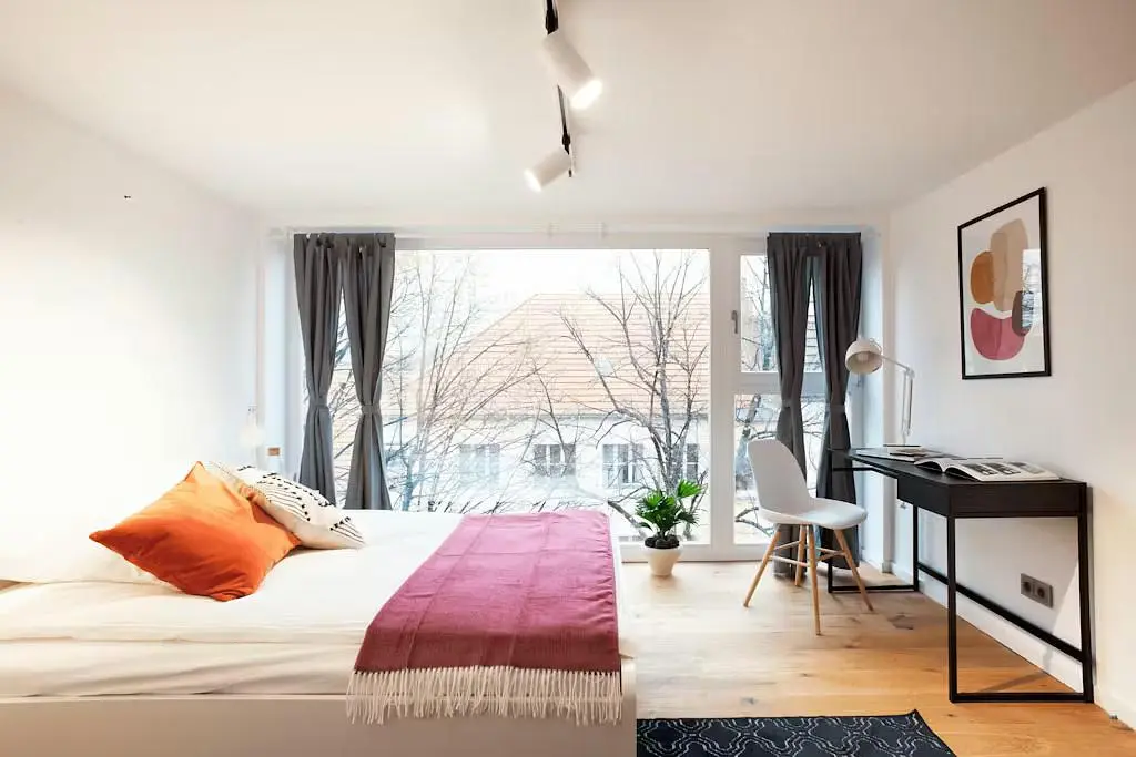 Living room; wood floor, natural light, modern style, high ceiling