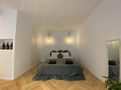 Cocina; electrodomésticos, suelo de madera, luz natural, estilo moderno, renovado