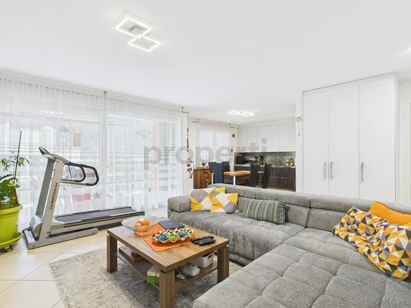 Living room; wood floor, natural light, modern style, high ceiling