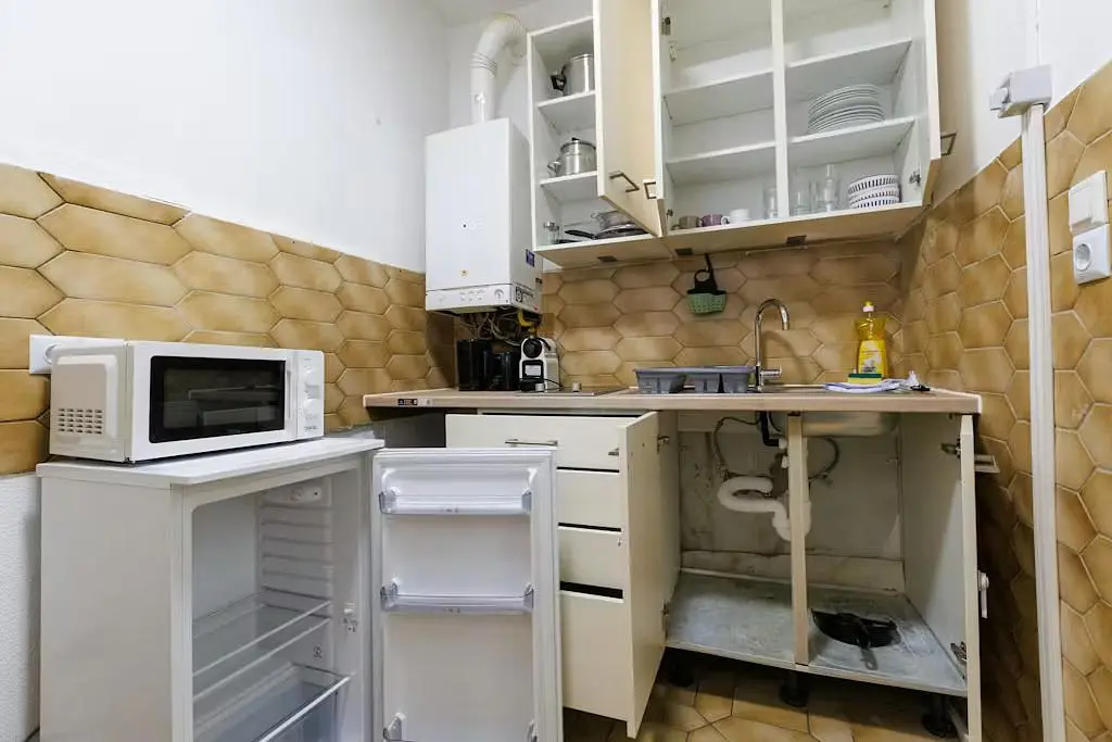 Obývací pokoj; dřevěná podlaha, přirozené světlo, moderní styl, vysoké stropy