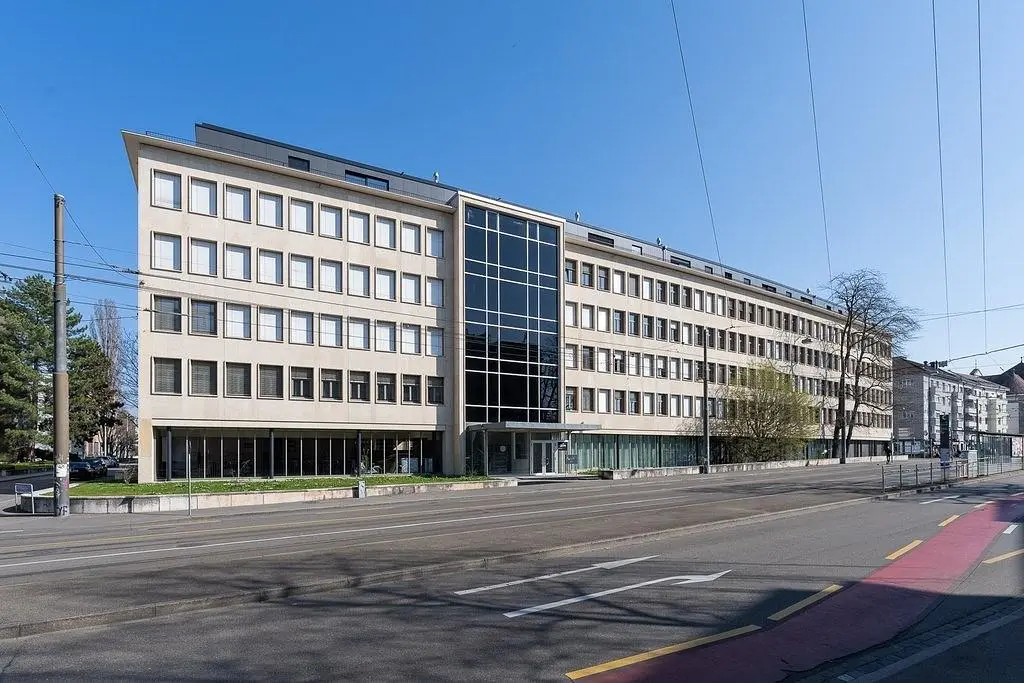 Soggiorno; pavimento in legno, luce naturale, stile moderno, soffitti alti