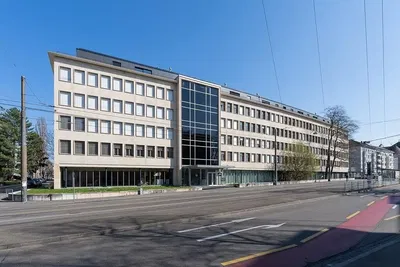 Soggiorno; pavimento in legno, luce naturale, stile moderno, soffitti alti